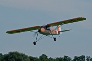 Im Landeanflug sind sogar bei Tage die eingeschalteten LED-Positionslampen zu erkennen.